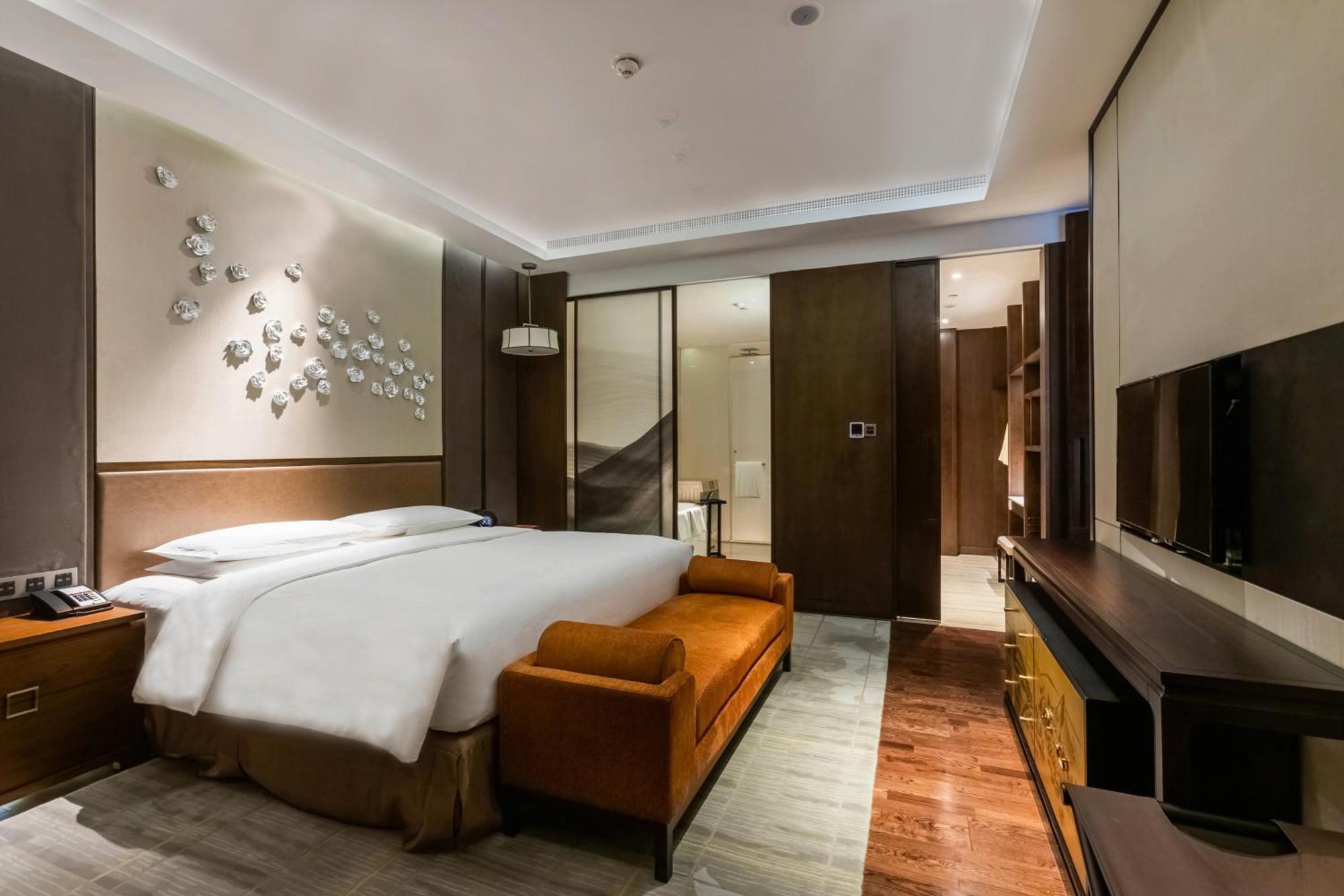 Отель Hualuxe Wuxi Taihu Экстерьер фото